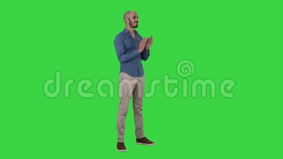 阿拉伯帅哥拍手在绿色屏幕上鼓掌色度键视频的预览图