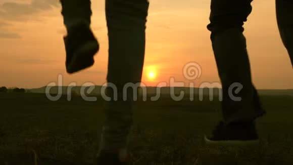 欢乐的旅人一家携手奔流夕阳西下度假游客的家人运动家庭概念视频的预览图