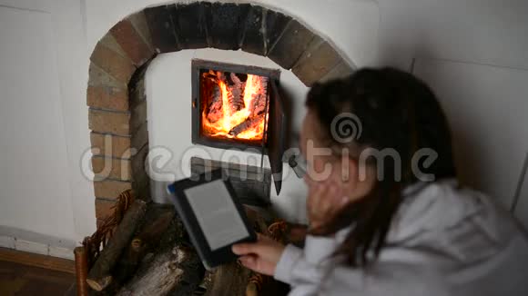 在火边看书的女孩视频的预览图