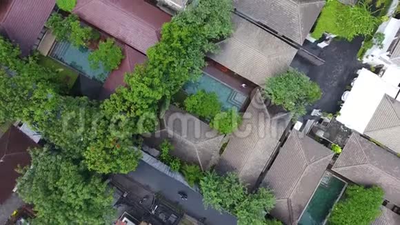 在一个印度尼西亚村庄房屋和一条有交通的道路上俯视4k视频的预览图