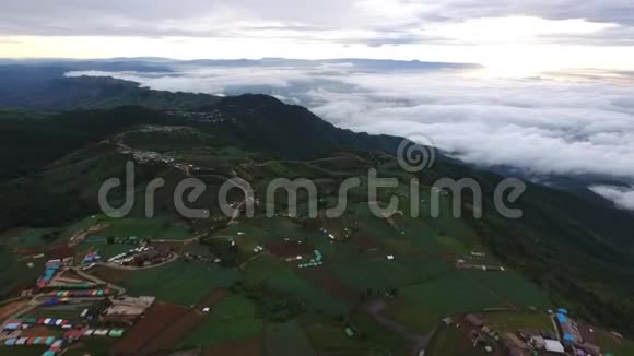 上午在泰国PhuTubBerkPhetchabun的空中观景视频的预览图