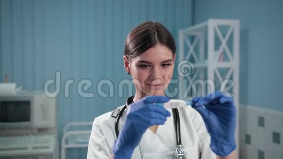 护士医生检查一名年轻妇女的体温表视频的预览图