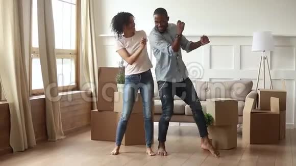 非洲夫妇首次在客厅里跳舞视频的预览图