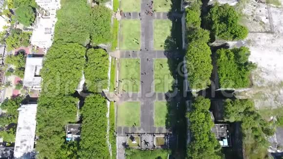 巴厘岛文化公园古建筑小巷的俯视图视频的预览图