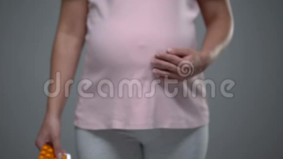 孕妇服用多种药片药物危害妇女维生素视频的预览图