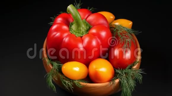 静物的新鲜有机蔬菜放在木盘上黑色背景特写视频的预览图