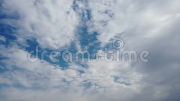 美丽的蓝天天空中飘着层层叠叠的卷云视频的预览图
