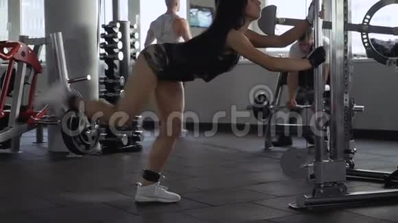 两个男人和一个女孩在健身房视频的预览图