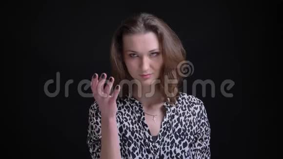 一幅白种人成年女性的特写照片她被愤怒和尴尬地用手拍着头视频的预览图