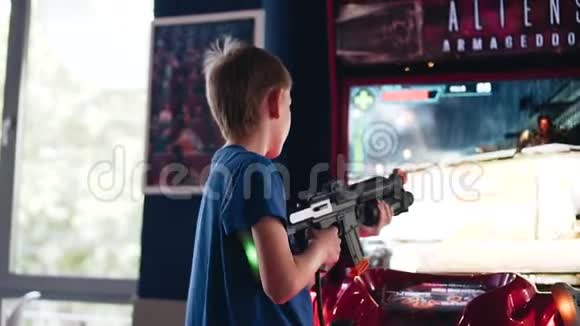 这个男孩在老虎机大厅里玩电子游戏很有趣儿童交流视频的预览图