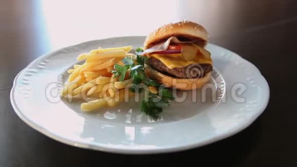 汉堡和薯条放在白色盘子里不健康的食物能源密集的食物卡路里摄入量吃冰视频的预览图
