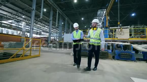 现代工厂工人在一个设施里行走视频的预览图