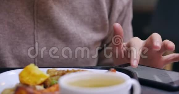 女人在咖啡馆里吃饭在智能手机上打印一些东西生活方式使用智能手机或数字设备支付方便视频的预览图