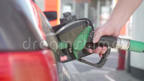 用燃油手工加注汽车在加油站用汽油或汽油给汽车加油的人伸出一只手视频的预览图