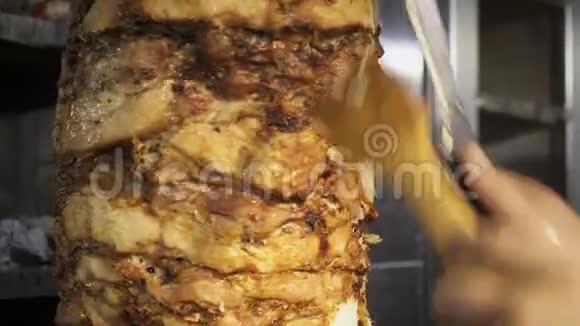 烤制烤串上的烤鸡片视频的预览图