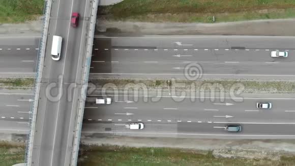 鸟瞰顶部道路和道路交叉口从环路进入城市汽车在路上行驶视频的预览图