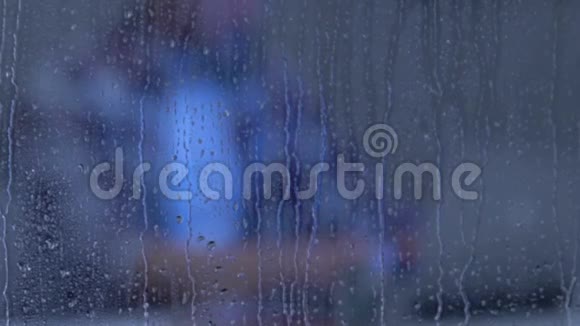 男自由职业者在雨窗后的笔记本电脑上打字记者在家工作视频的预览图