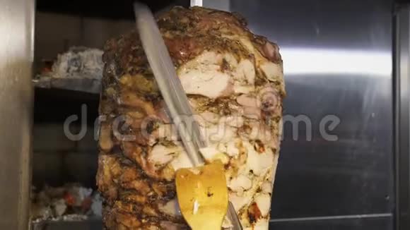 烤制烤串上的烤鸡片视频的预览图