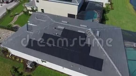 屋顶上有生态太阳能电池板的房子的空中拍摄4k的小生态郊区视频的预览图