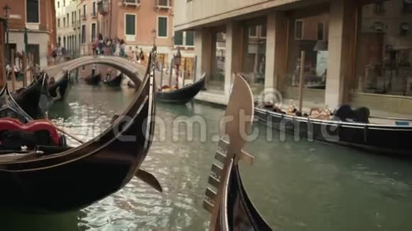 实时拍摄威尼斯的一艘贡多拉船传统的威尼斯峡谷漂浮在运河里视频的预览图
