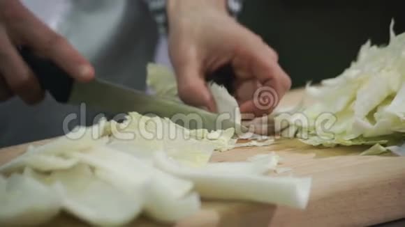 厨师把叶子和大白菜的茎分开视频的预览图