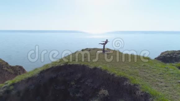 瑜伽锻炼强壮的瑜伽男人和灵活的女人在山上进行自然的阿克罗伊加配对平衡练习视频的预览图