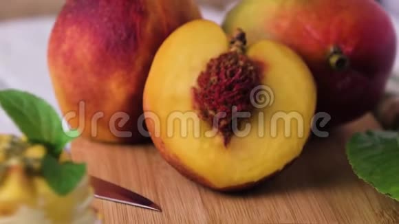 新鲜的桃子在木头上视频的预览图
