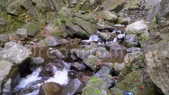 山溪水通过山脉中的岩石向下移动视频的预览图