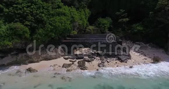 带丛林的热带岛屿上古老遗迹的空中镜头4k视频的预览图