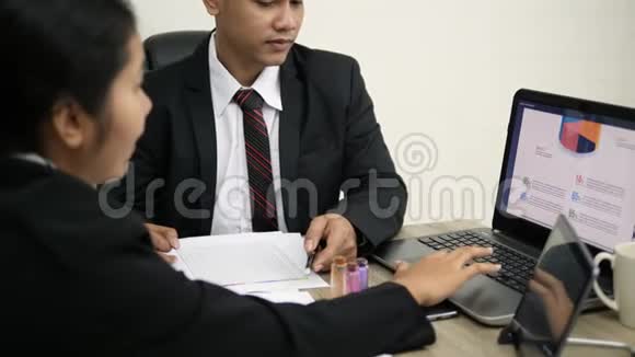 亚洲商务男女会议使用笔记本电脑视频的预览图
