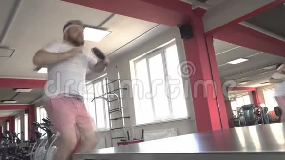 长着大胡子的白种人打乒乓球为减肥做跳跃运动模特视频的预览图