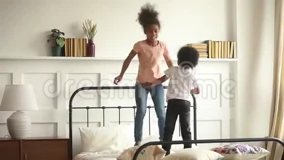 快乐的非洲小男孩小女孩跳床视频的预览图