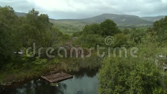 俯瞰池塘和山谷视频的预览图