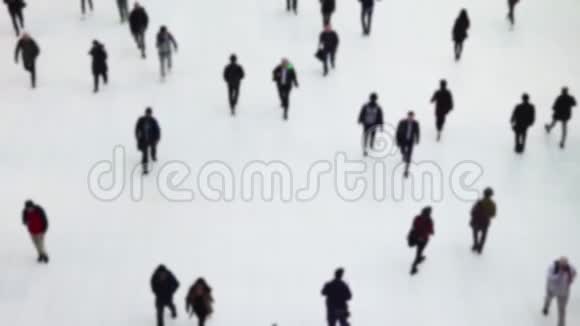 在现代大厅中心的交通枢纽中人们在白色的地板上行走或大规模的失范运动模糊视频的预览图