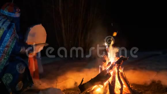 萨满坐在炉火周围做了一个神奇的仪式视频的预览图