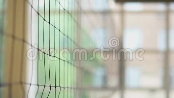 排球网挂在里面的一个大型体育运动体育馆里视频的预览图