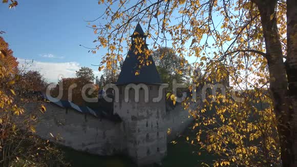 十月的早晨在古老的神圣休眠普斯科夫佩切斯克修道院俄罗斯视频的预览图