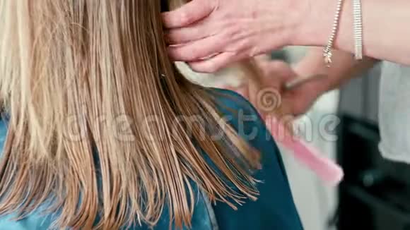 剪刀剪女湿直发理发师理发视频的预览图