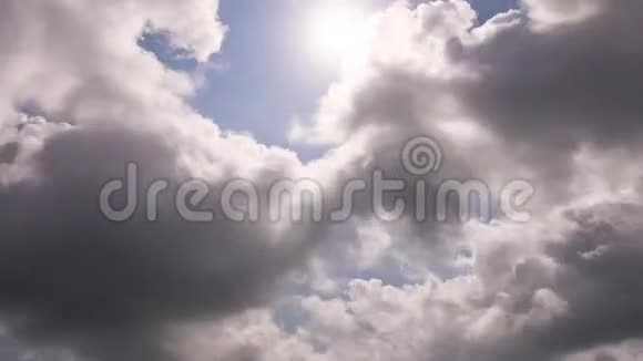 4时间流逝云在天空中流动白云快速移动天空时间流逝云景视频的预览图