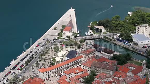 黑山科托尔镇港口和旧建筑视频的预览图