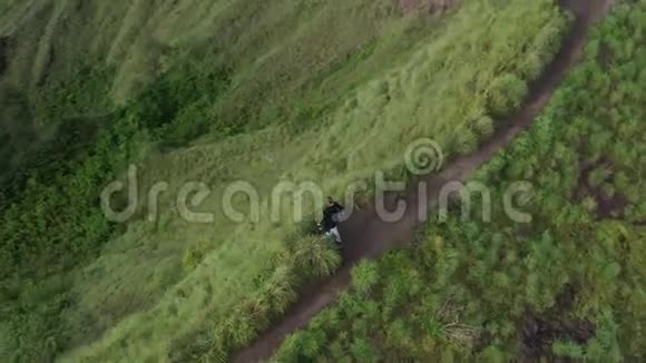 女游客举着胳膊站在山顶看风景Hiker女孩举起手臂庆祝风景视频的预览图