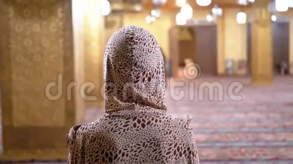 从后面看在努恩在伊斯兰清真寺内进行女人埃及视频的预览图