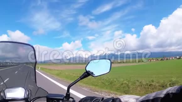 骑在塔特拉斯山附近的风景公路上的摩托车手从车轮后面看视频的预览图