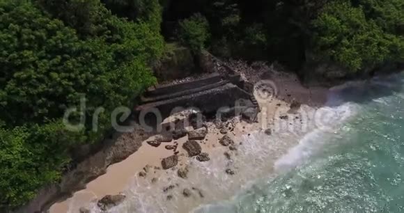 热带岛屿海岸的古遗址蓝色的水和丛林4k视频的预览图