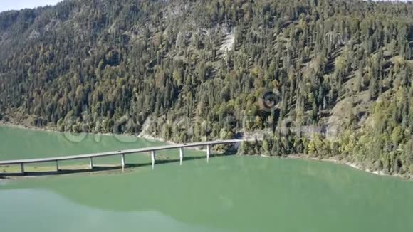 4卡里亚桥上的西尔文斯坦湖巴伐利亚阿尔卑斯山汽车和自行车正驶过马路上的桥视频的预览图