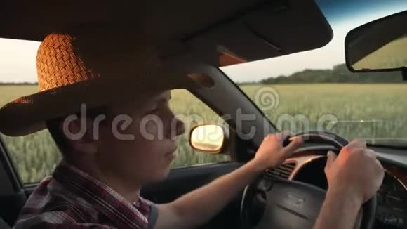 农夫开车穿过田野视频的预览图
