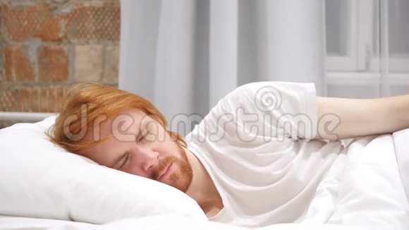 不舒服的人晚上睡在床边不安视频的预览图