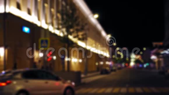 对夜城街道的分散视野汽车沿着这条路行驶人们走路视频的预览图