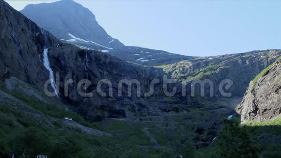 旅游教练巴士上升到一个发夹弯在巨魔或巨魔路径在挪威这条山路上细微的放大视频的预览图