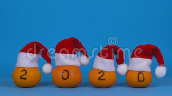 概念2019年年底和2020年年初圣诞老人用红色的橘子装饰五彩纸屑视频的预览图